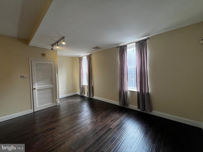 Building Photo - 443 Fairmount Ave