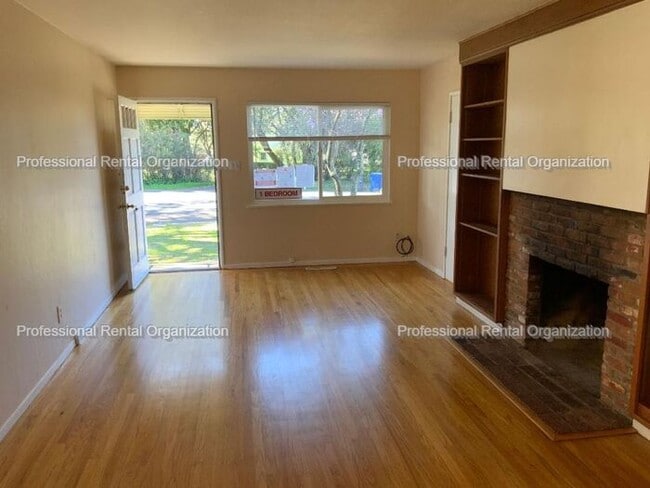Building Photo - Old world charm One Bedroom house with huge backyard