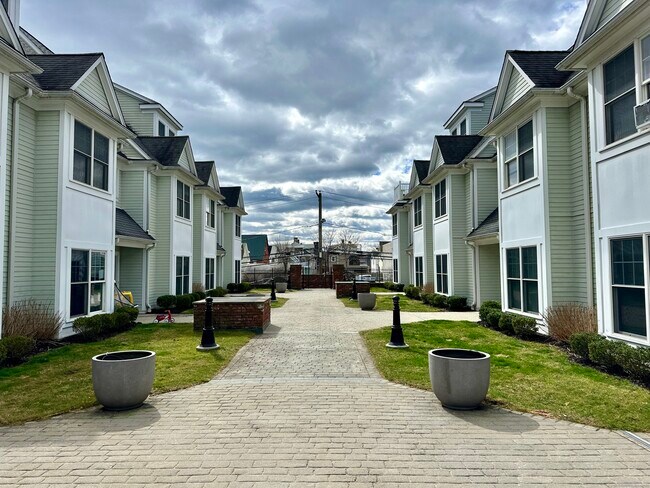 Building Photo - 14 Haviland St