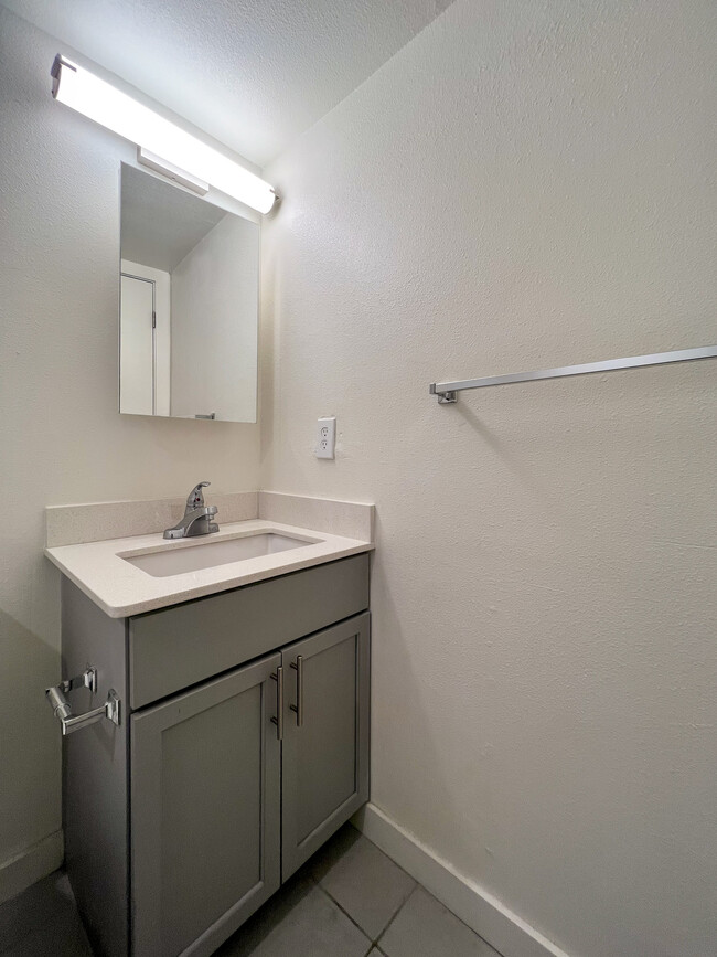 Building Photo - Beachwood Apartments