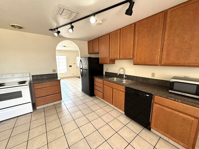 Foto del edificio - NICE UPDATED 2BED 1BATH HOME LOCATED NEAR ...