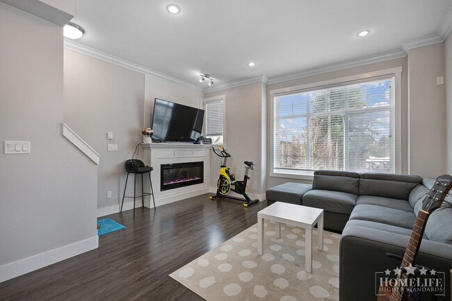 Building Photo - Luxury 4-Bed, 4-Bath Townhouse