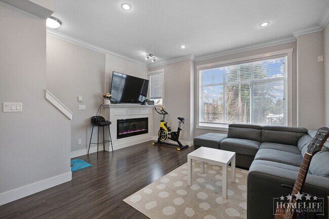 Photo du bâtiment - Modern 4 Bedroom 3.5 Bathroom Townhouse in...
