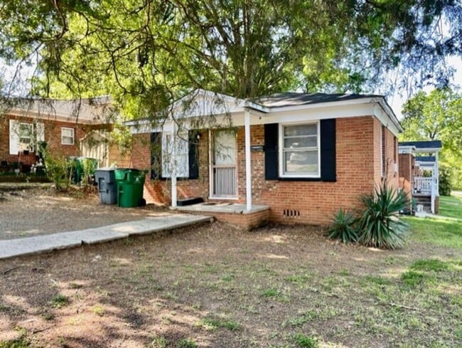 Foto del edificio - This cozy 2 bed 1 bath cottage style brick home is located on a corner lot of E 17th St and N McD...