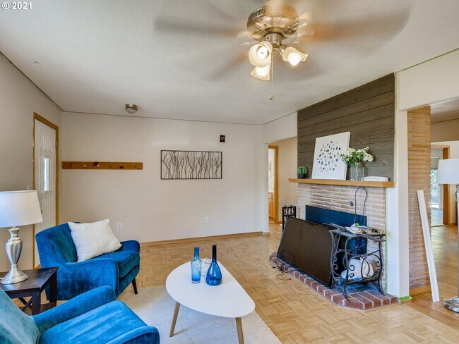 Building Photo - Charming 3 Bed + 2 Bath Single Level Home ...