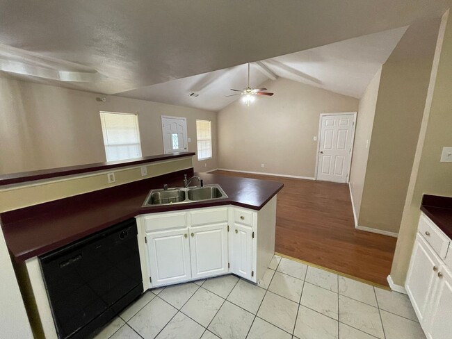 Building Photo - Comfortable Living: 3 Bed 2 Bath Home For ...