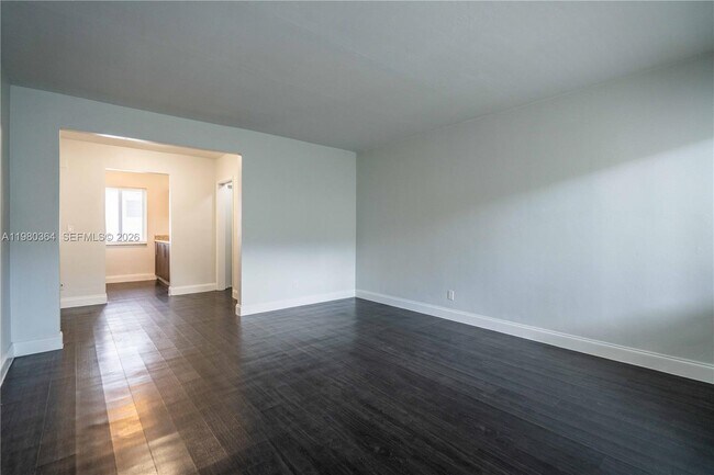 Foto del edificio - 7311 Byron Ave