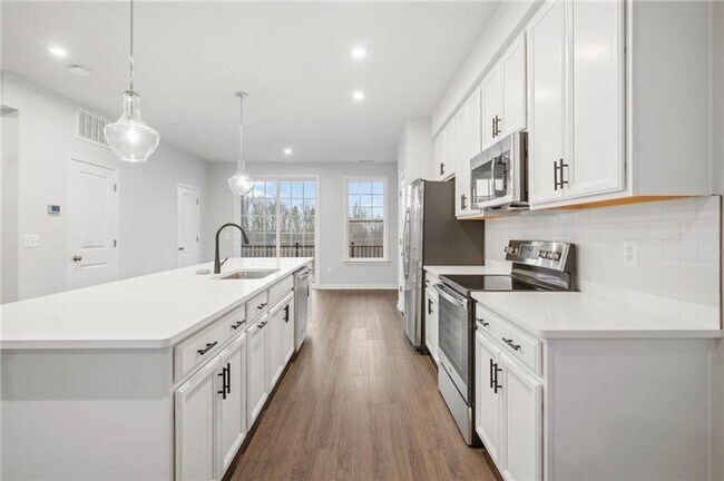 Building Photo - New 3 bed 2.5 bath Townhouse/Condo -Midlot...