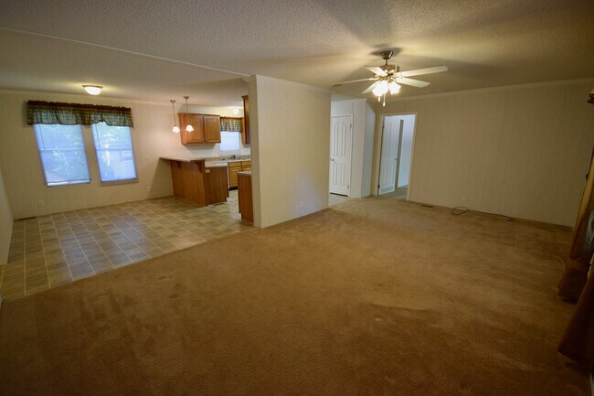 Building Photo - Spacious Home in the Country