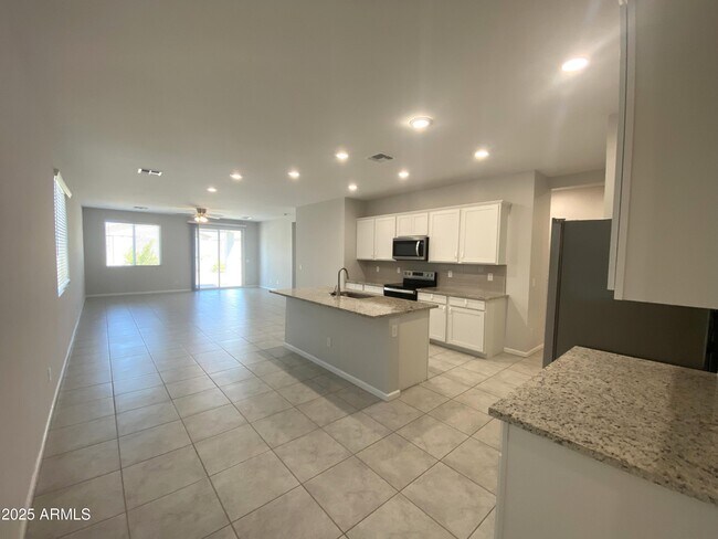 Foto del edificio - 24620 W Mohave St