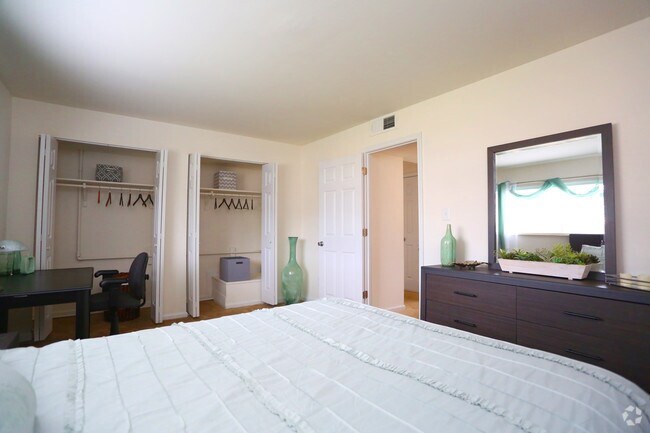 Foto del edificio - Emerald Point Apartments & Townhomes