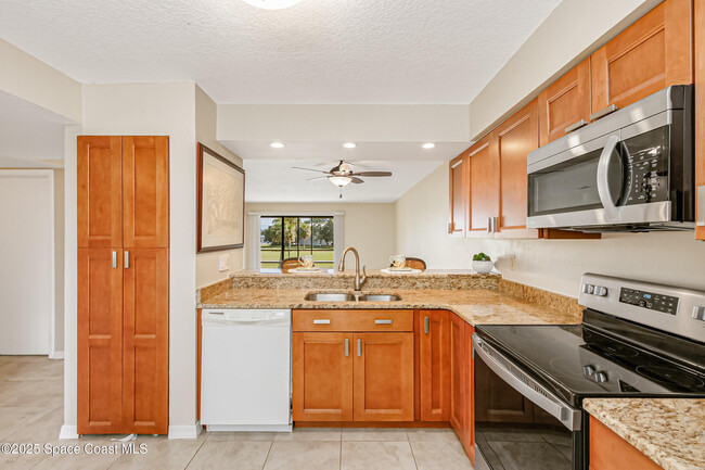 Foto del edificio - 2125 Golf Isle Dr