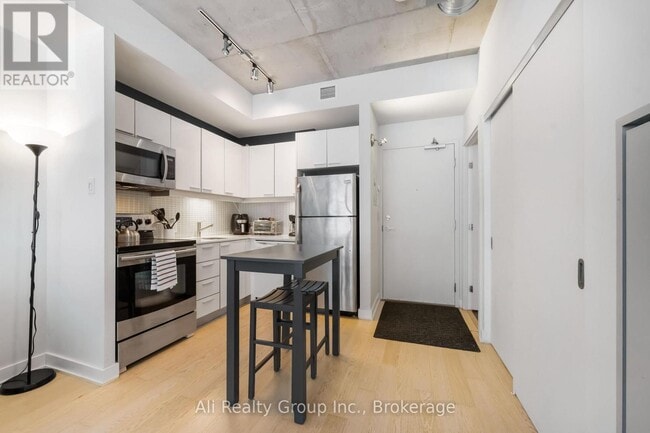 Photo du bâtiment - 354 Gladstone Ave