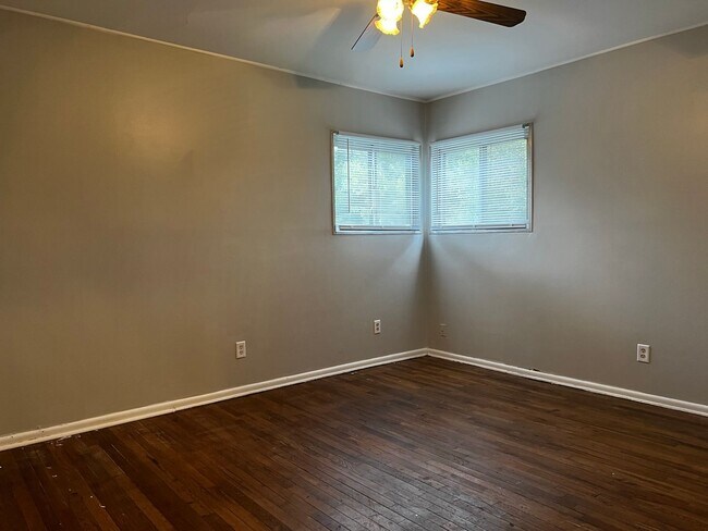 Foto del edificio - 3 BR 1.5 BA split-level with attached 1 car garage- OPEN HOUSE THIS SATURDAY