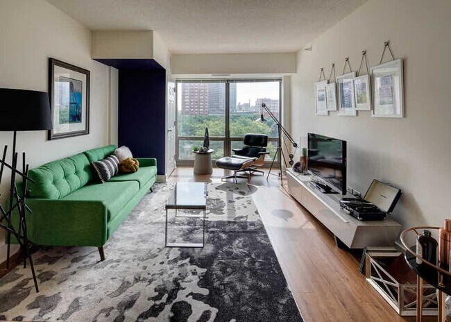 Building Photo - 806 S Plymouth Ct