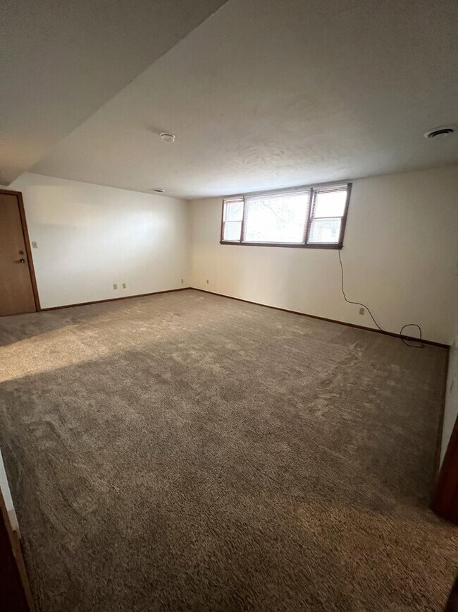 Building Photo - VP-510