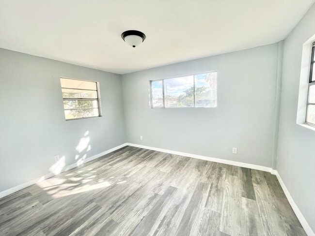 Building Photo - 104 W Stuart Ave