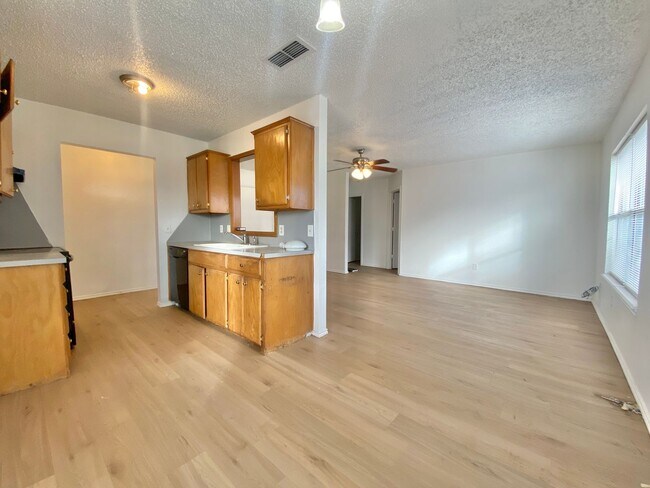 Foto del edificio - 3 bed 1 bath now available in southeast Lubbock