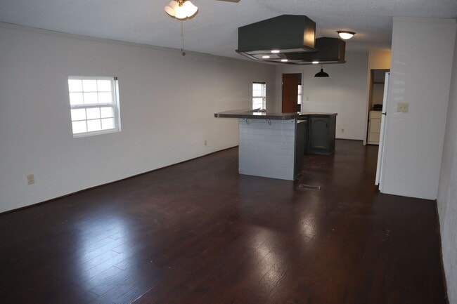 Building Photo - Updated 3 bedroom 2 bath Mobile Home near ...