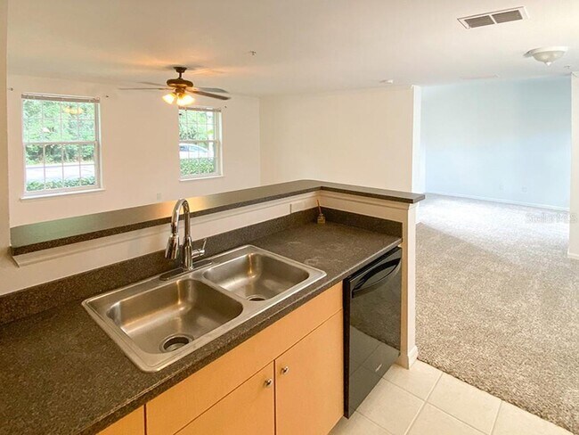 Foto del edificio - 4 Bedroom Townhome with Attached 2 Car Gar...