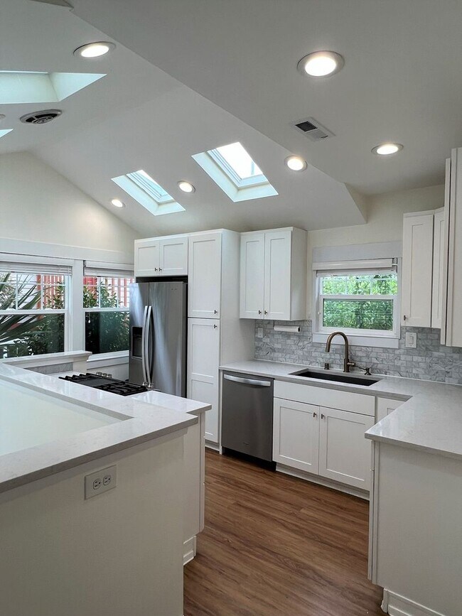 Building Photo - Stunning West Seattle Home with Separate A...