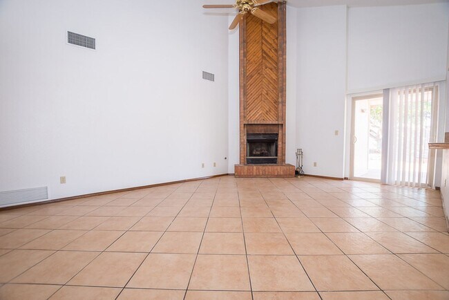 Foto del edificio - Contemporary home with 3 bedrooms, 2 bath, 2 car garage, A/C, Fenced Yard