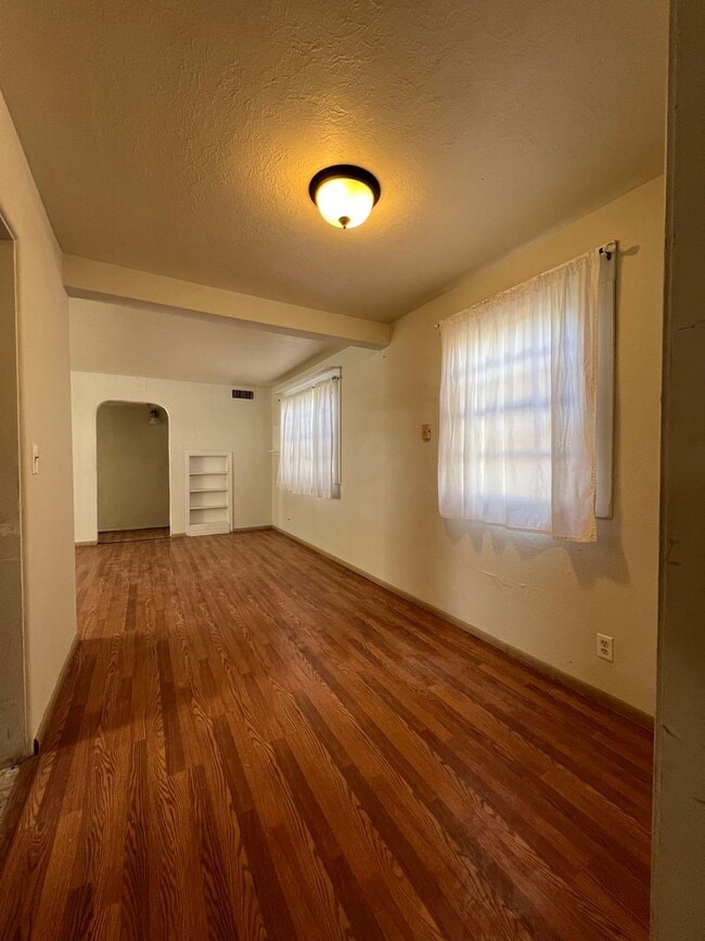 Building Photo - Spacious 2 Bed/1 Bath/Second Living Area/Pet Friendly!!!