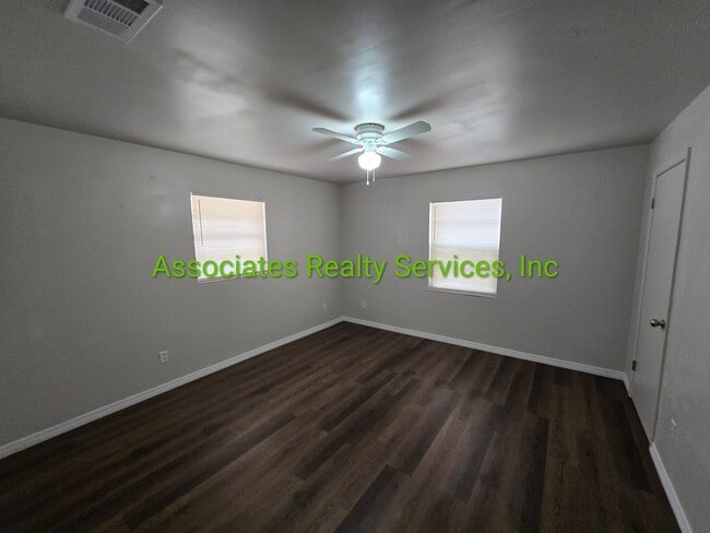 Building Photo - 1921 NE 17th Way