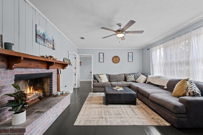 Foto del edificio - Spacious 3BR Pool Home with Solar Panels & Great Entertaining Space
