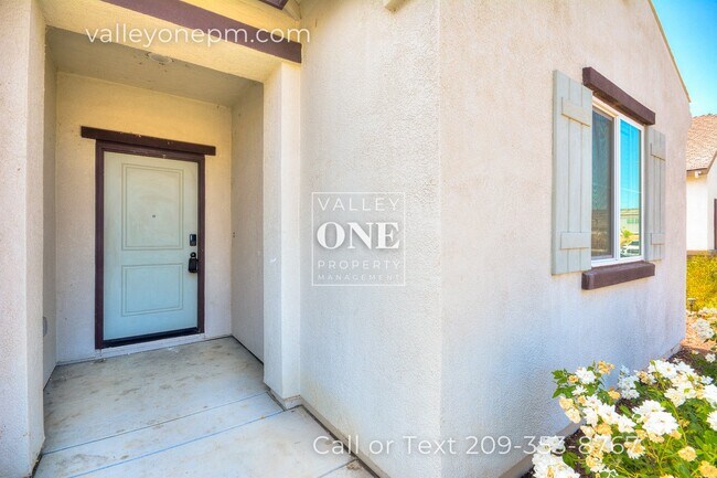 Building Photo - COMING SOON!!! Large Single-Story 4 Bedroo...