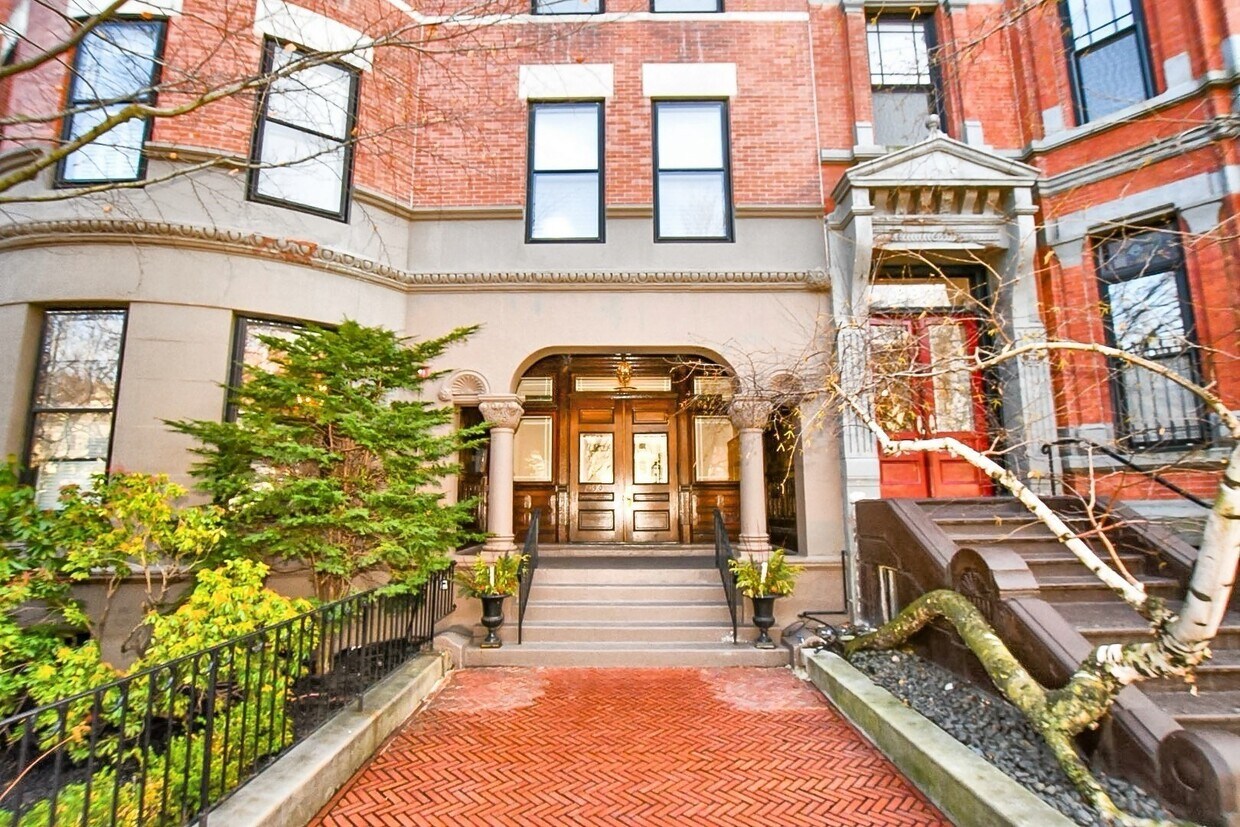 Primary Photo - 290 Commonwealth Ave