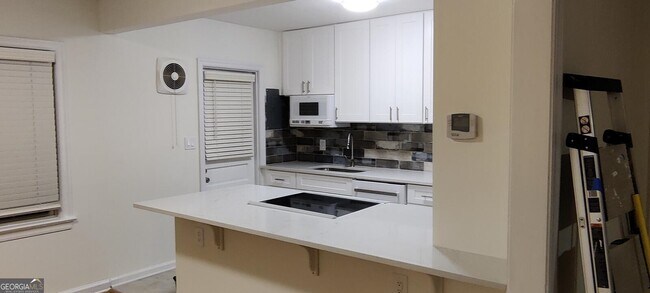 Building Photo - 425 Lindbergh Dr NE