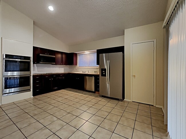 Foto del edificio - 2138 Wood River Rd