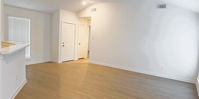 Building Photo - 906 Dixie Dr