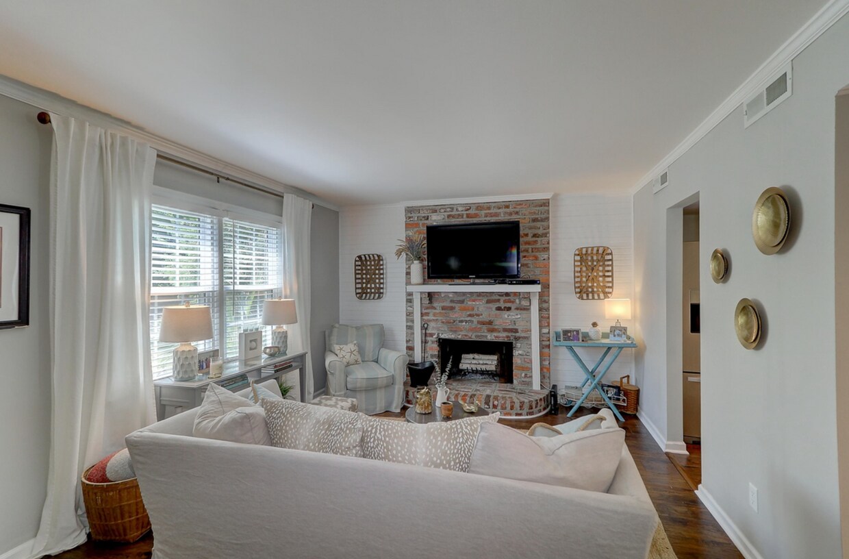 Primary Photo - Beautiful Mt. Pleasant Home!