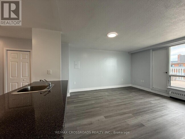 Photo du bâtiment - 363 Lakeshore Rd E