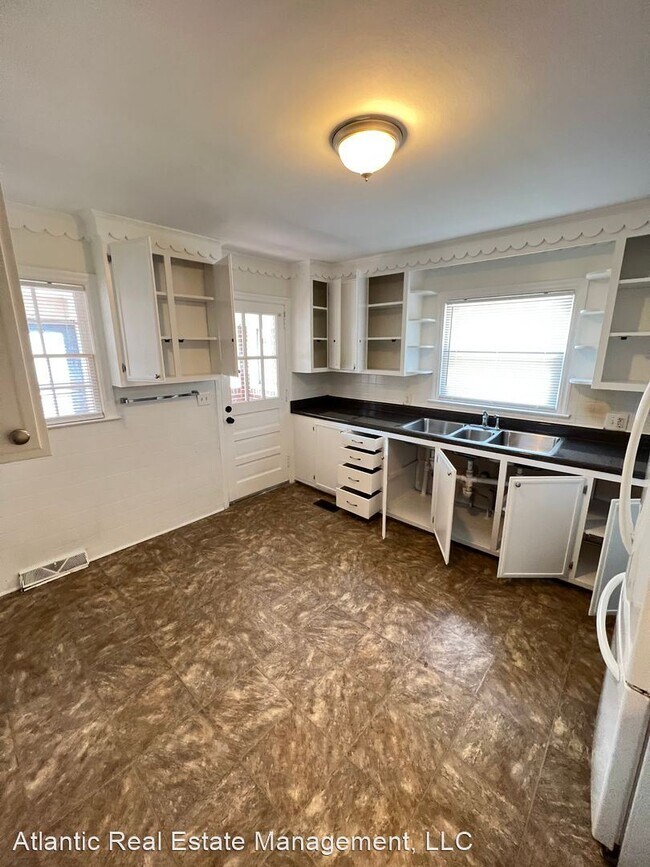 Building Photo - 3 br, 1.5 bath House - 1110 S Church Street