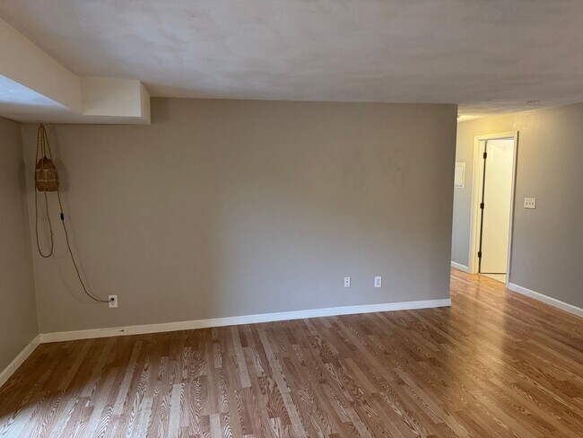 Building Photo - 2 Bedroom Condo for Rent - Tyngsboro