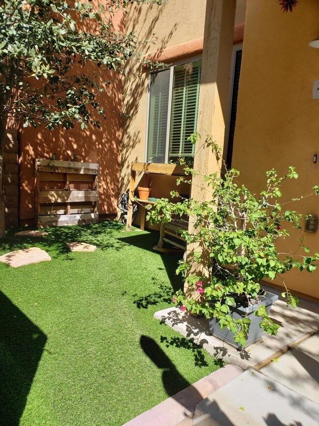 Foto del edificio - 2422 E Blue Diamond Dr