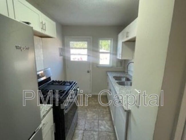 Building Photo - 6421 E Cottonwood Ln
