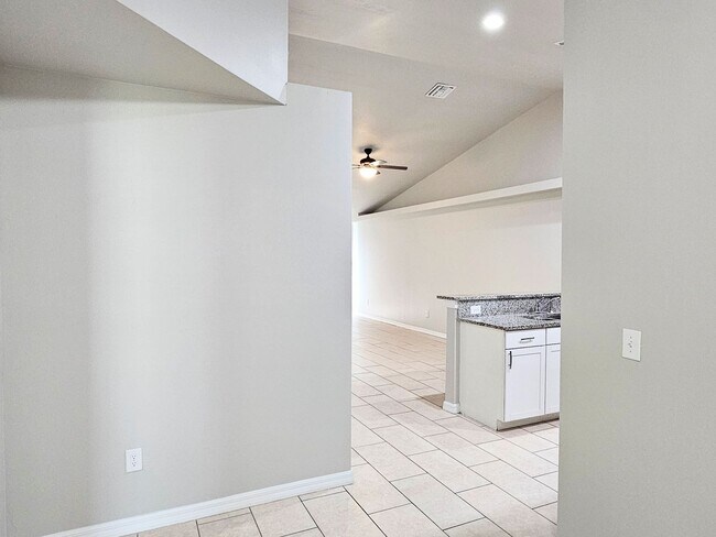 Foto del edificio - Like New  3 bedroom, 2bath 1 car garage