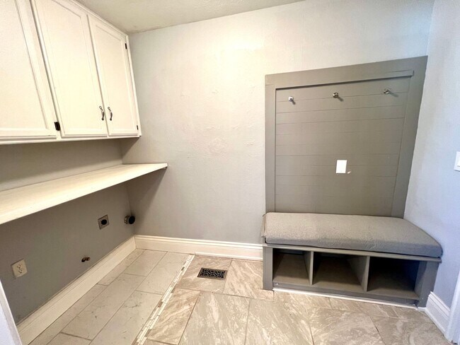 Foto del edificio - AVAILABLE NOW!