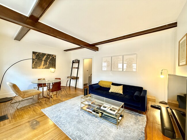 Building Photo - 320 Queen St S