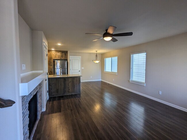Foto del edificio - Spacious 3x2.5 townhouse with a fenced fro...