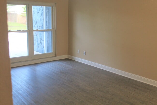 Building Photo - 205 Regal Park Dr
