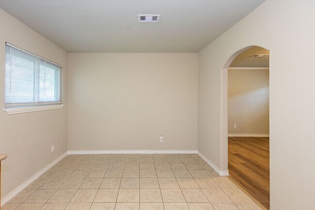 Foto del edificio - Spacious 4 bedroom in 77707. More pics com...