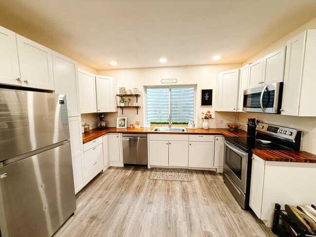 Building Photo - 12568 Ezra Cir Basement