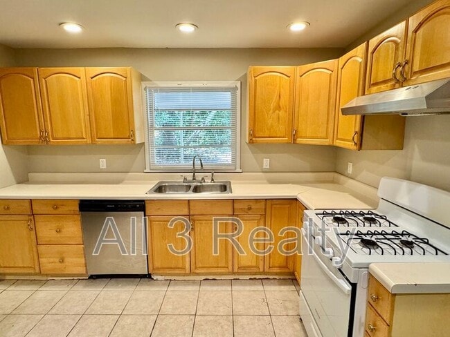 Building Photo - 3346 Vermont Dr