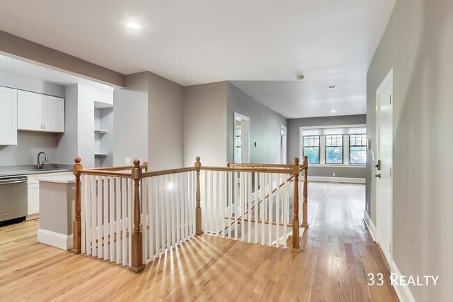 Building Photo - Oak Park Duplex / 3 Bed 3 Bath / Laundry i...