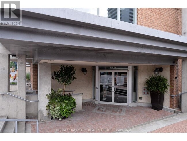 Building Photo - 429 Somerset St W